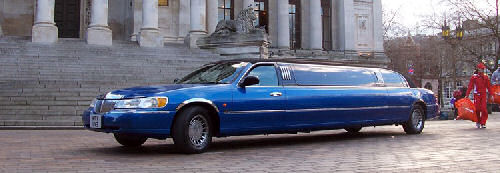 Chauffeur stretched blue Lincoln limousine hire in Portsmouth, Southampton, Bournemouth, Brighton, Poole, Hampshire, Sussex, Surrey, South Coast